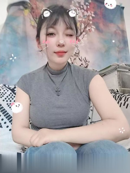 无锡巨乳少妇花儿spa按摩，胸大肥臀，浓妆艳抹