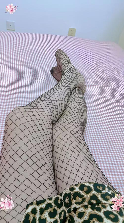 北京青年路妃儿可舌吻，美脚丝足大波