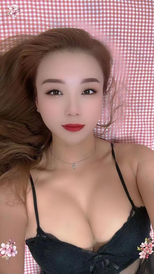 北京青年路妃儿可舌吻，美脚丝足大波