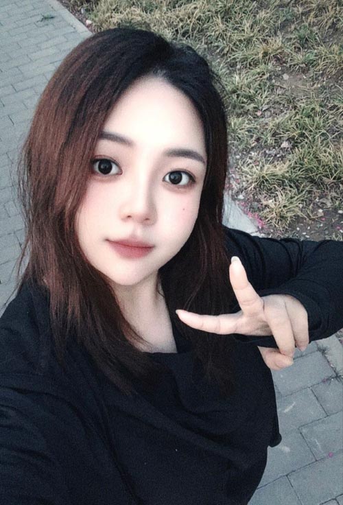 北京大悦城童颜巨乳小妞，服务爽玩的开