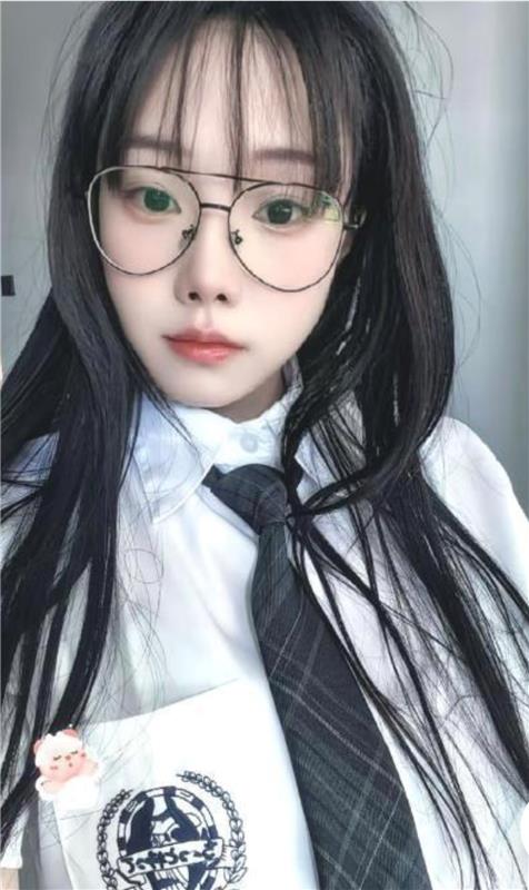 江苏无锡眼镜琪琪JK黑丝袜,学生模样