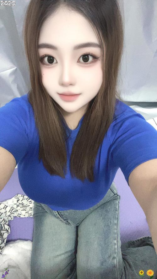 北京大悦城童颜巨乳小妞，服务爽玩的开