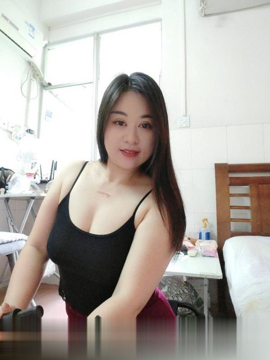 广东-深圳坪洲大胸女人