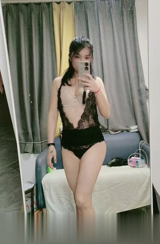 广东-广州白云黄边桔子会所出来的小姐姐