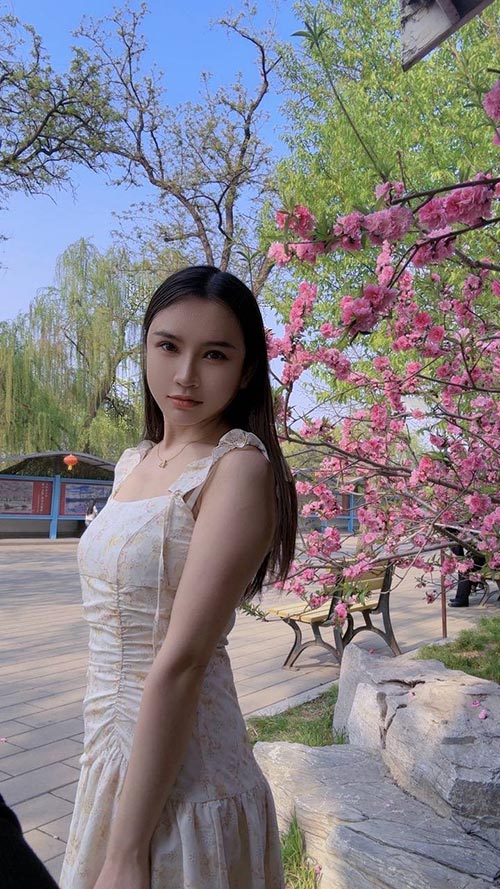 00年小萝莉自做自聊 小蛮腰凹凸有致 皮肤光滑 幼女控必入!