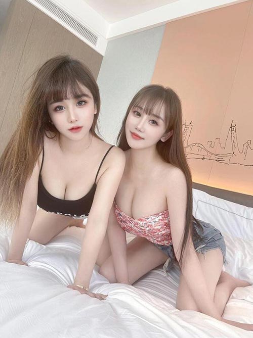 极品姐妹花，跪式服务小尺度