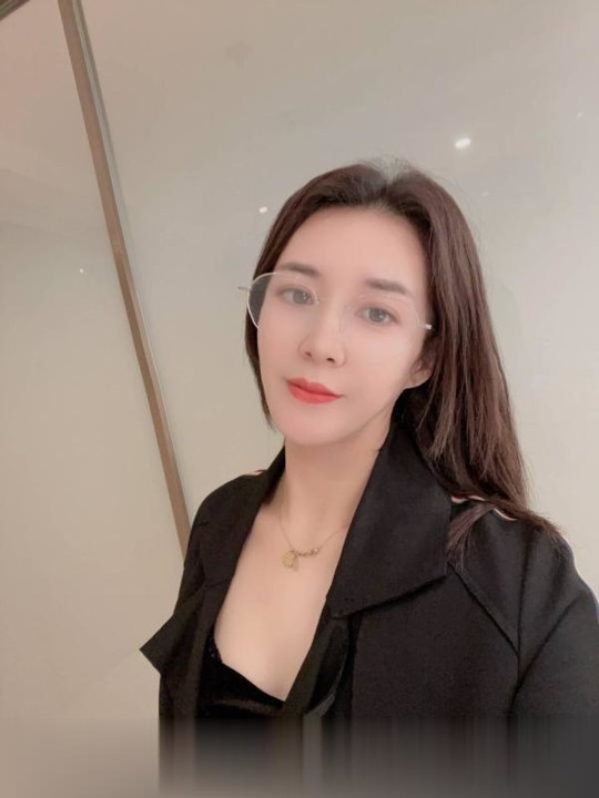 西安高新御姐王老师本人非常喜欢戴眼镜的妹子