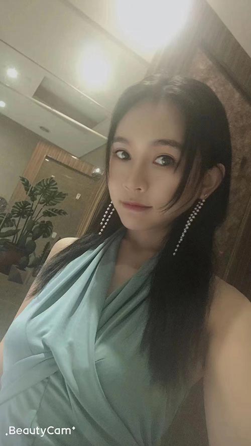 00年小萝莉自做自聊 小蛮腰凹凸有致 皮肤光滑 幼女控必入