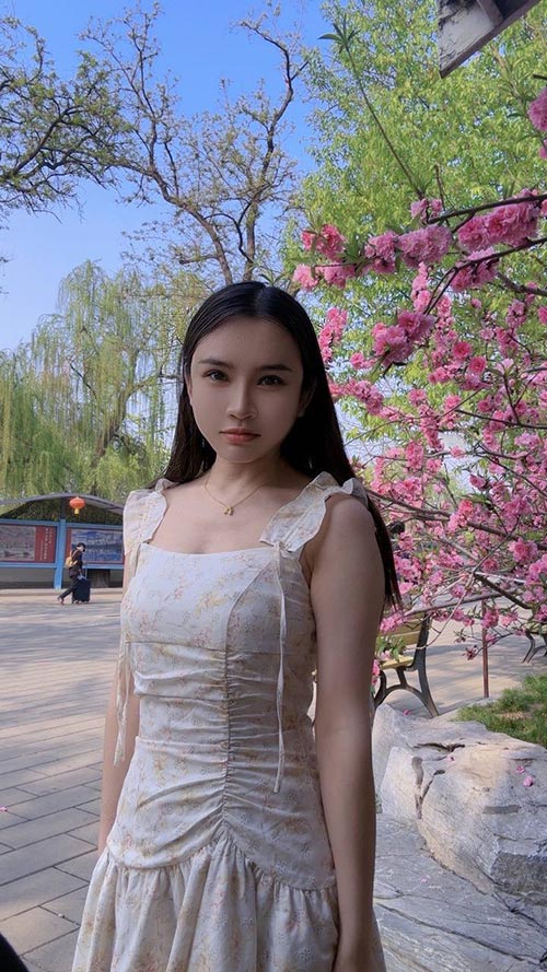 00年小萝莉自做自聊 小蛮腰凹凸有致 皮肤光滑 幼女控必入!