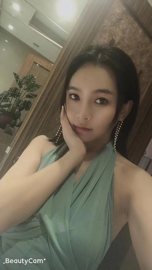 00年小萝莉自做自聊 小蛮腰凹凸有致 皮肤光滑 幼女控必入