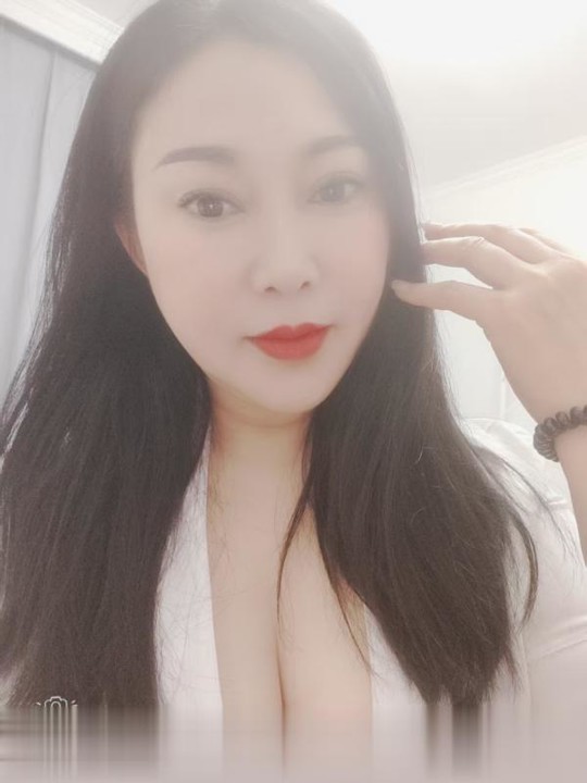 南京张府园少妇.美女属于丰满型的。长发飘飘。挺有韵味