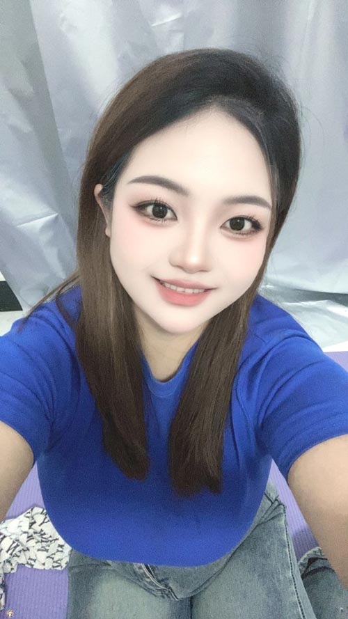 北京大悦城童颜巨乳小妞，服务爽玩的开