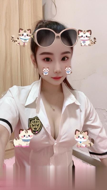 粉嫩美背小姐姐