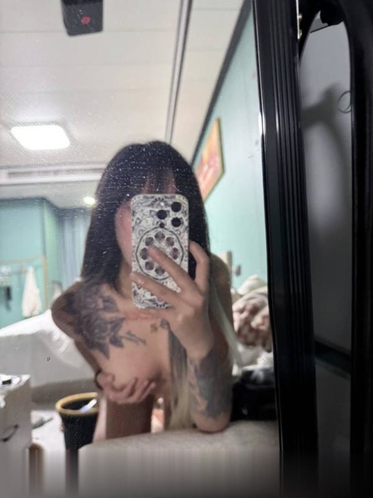 江苏常州纹身大胸妹小艾有女友感