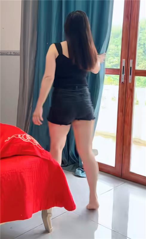 上海宝山会跳艳舞的女子女人味十足身着黑色情趣内衣