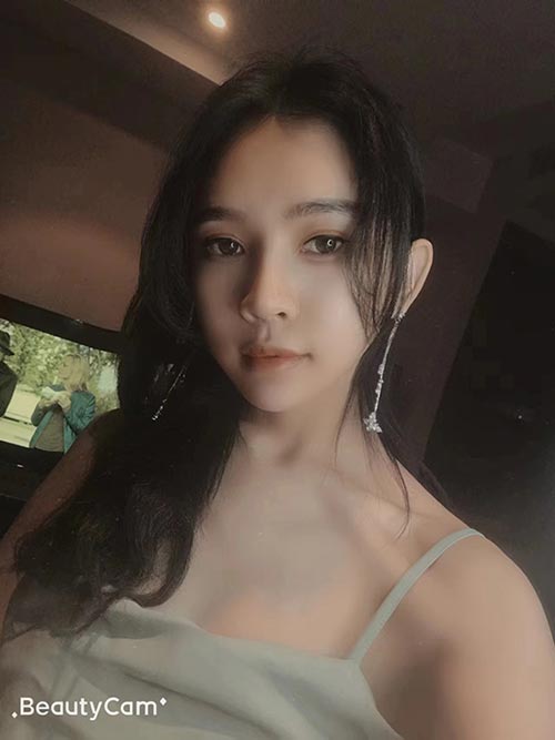 00年小萝莉自做自聊 小蛮腰凹凸有致 皮肤光滑 幼女控必入!