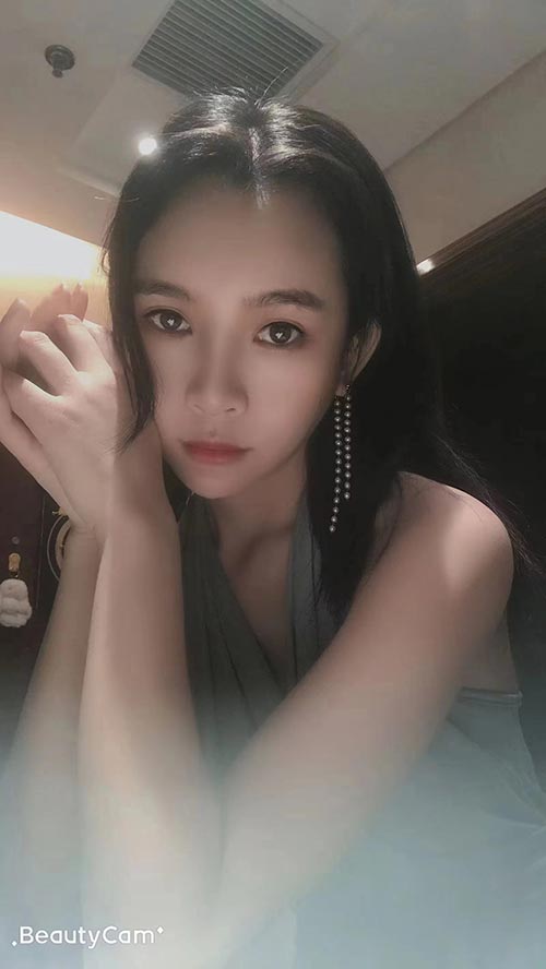 00年小萝莉自做自聊 小蛮腰凹凸有致 皮肤光滑 幼女控必入